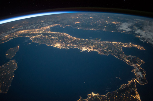 Le système GPS se compose de plusieurs segments segments GPS (la Terre vue de l'espace)