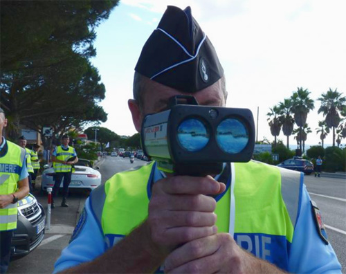 Un radar mobile utilisé par un policier