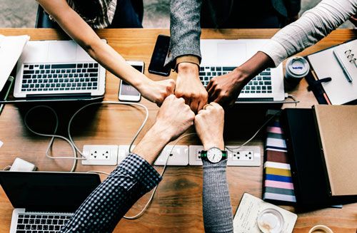 Impacts sociaux dans informatique. marchés financiers et sous traitance