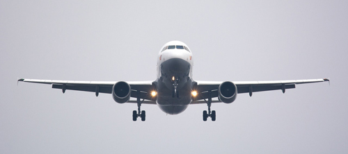 Le trafic aérien et maritime. Photographie d'un avion de ligne
