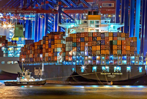 Trafic aérien et maritime en direct. Les containers des bateaux