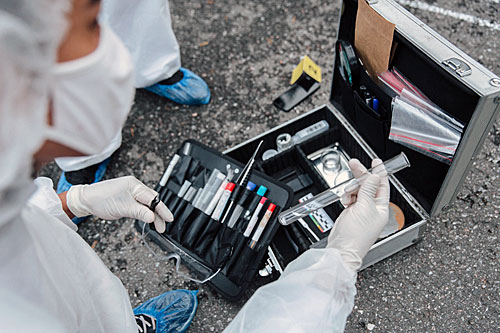 ADN et tests génétiques dans la recherches des auteurs de crimes ou homicides