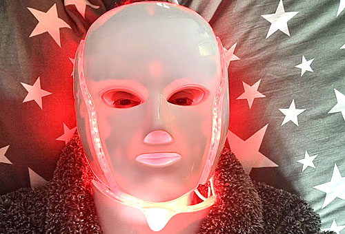 Un masque à LED pour améliorer l’aspect de la peau du visage