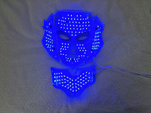 Un masque facial à LED pour stimuler la production de collagène et d'élastine