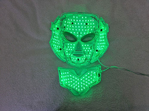 Un masque facial à LED pour stimuler la production de collagène et d'élastine