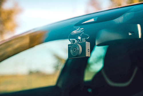 La camera embarquée de la voiture est située derrière le parebrise
